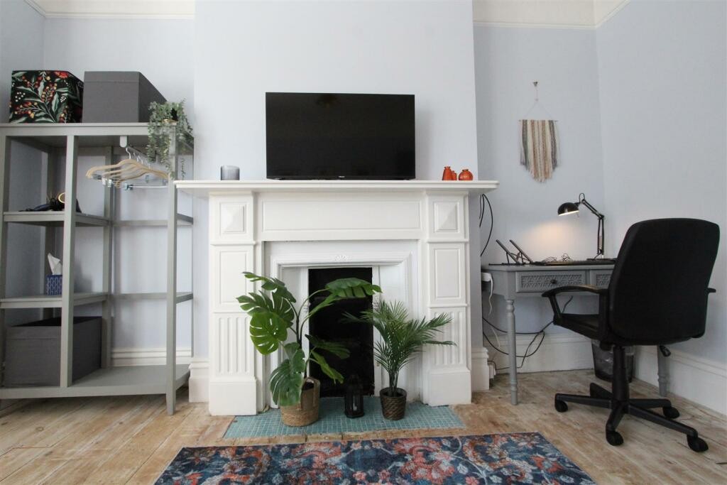 BH5, Crabton Close Road, Bournemouth 1 bed flat/apartment Private